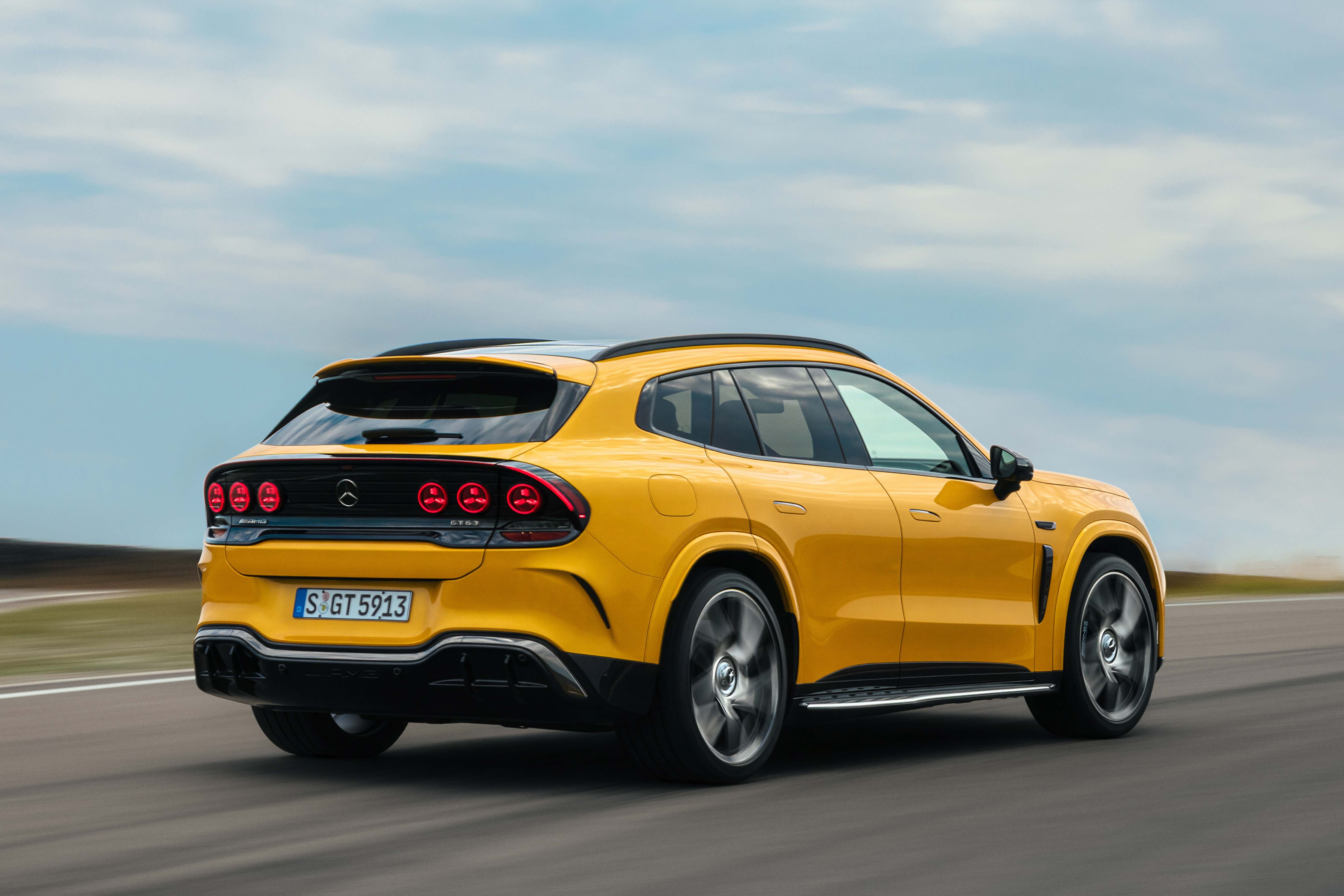 圖5_全新 Mercedes-AMG GT SUV 以低伏車頂線條、寬闊車肩、外擴輪拱與充滿肌肉張力的車身輪廓，勾勒出蓄勢待發的 GT 跑車姿態。